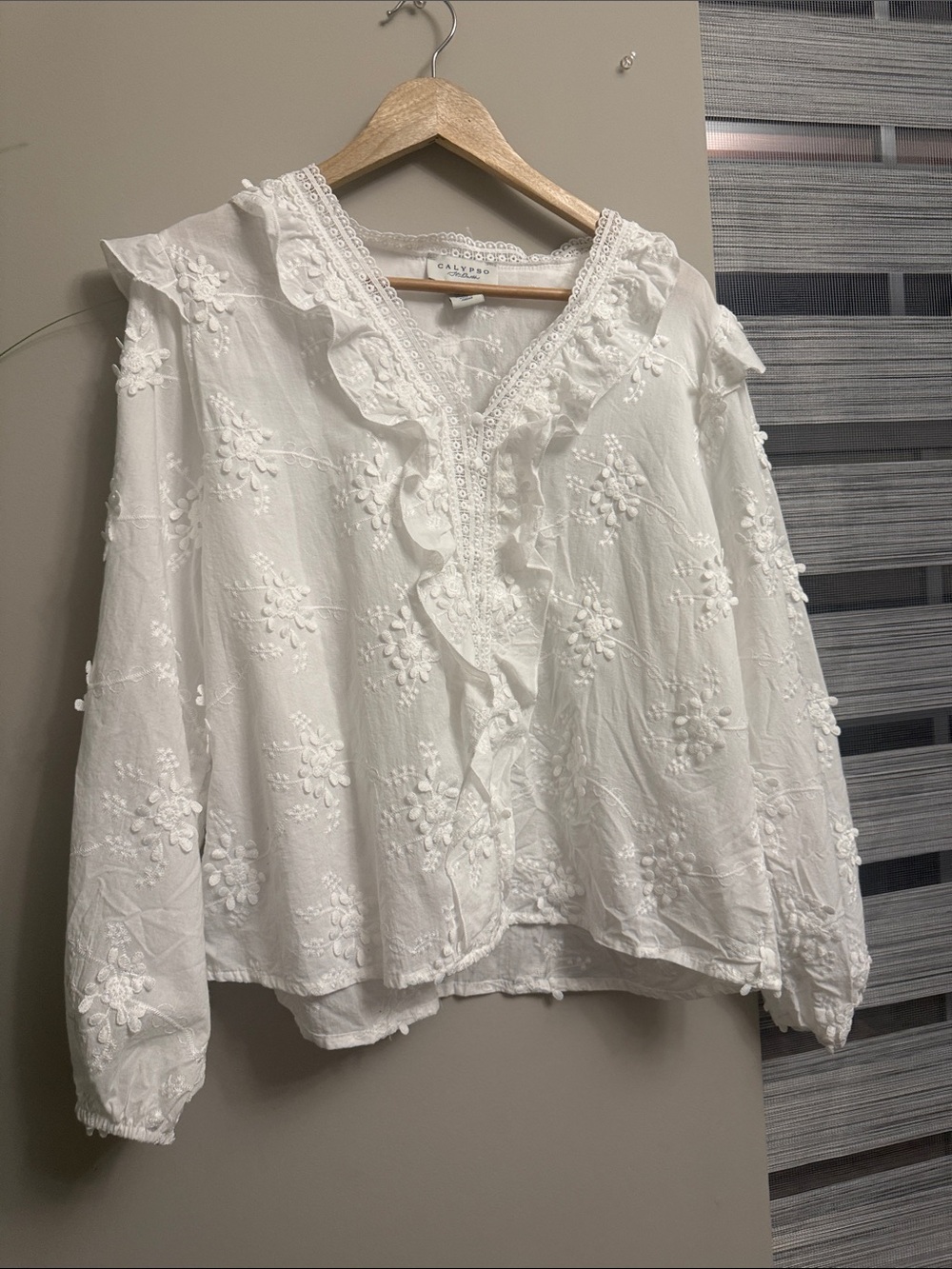 Woman’s Calypso White Embroidered Ruffle V-Neck Blouse Size XL 100% Cotton